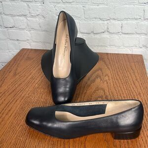 Vintage Salvatore Ferragamo Boutique Navy Leather Pumps 7 1/2 B Like New